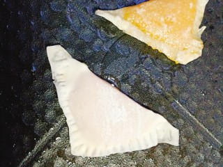 13、菠萝酱三角包,电饼铛加热，刷上少许的油，放入包好菠萝酱饼。