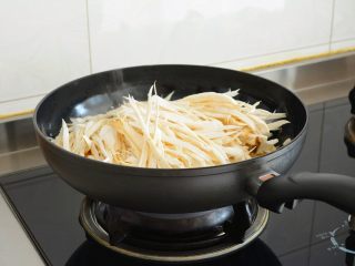 5、【孜然杏鲍菇】PK烧烤金针菇，完胜~,放入杏鲍菇丝~