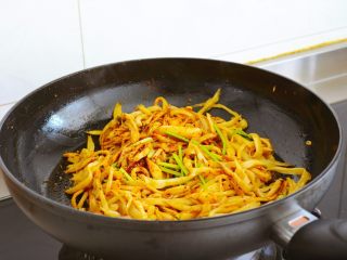 6、【孜然杏鲍菇】PK烧烤金针菇，完胜~,最后放入香菜翻炒均匀即可~