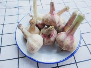 1、自制糖蒜,准备新蒜