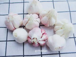 2、自制糖蒜,蒜剥皮，留一层薄皮，切去底部的根