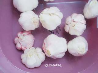 3、自制糖蒜,用高浓度的盐水泡一天一夜，去除辛辣味儿