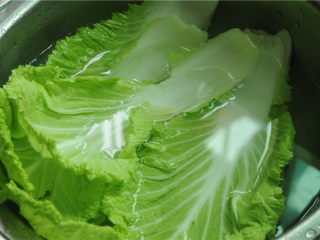 1、酸辣白菜帮,白菜叶洗干净