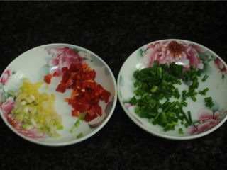 6、酸辣白菜帮,葱姜蒜和红尖椒切末备用，香葱葱绿和葱白分开切（葱绿出锅前放）