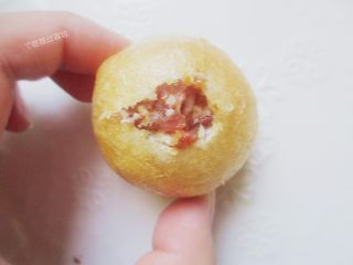 4、面筋塞肉,用筷子将肉馅一点点的塞进油面筋里，将面筋填满，这道工序虽然不复杂，但是绝对要有足够的耐心和细心，肉馅塞多少看个人喜欢的，塞的多成品就圆些