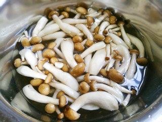 2、西兰花炒菌菇,菌菇切除根部洗净切小断。