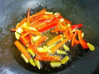 6、西兰花炒菌菇,热锅热油姜蒜爆香加红椒翻炒。