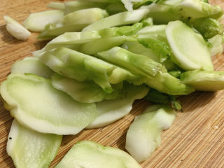 2、儿菜炒肉片,将儿菜洗净，切成片