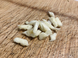 3、儿菜炒肉片,并准备适量蒜丁备用