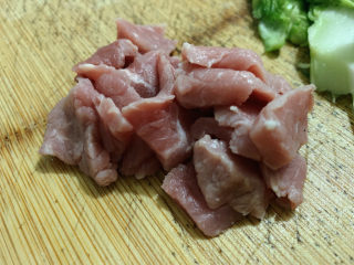 4、儿菜炒肉片,牛肉改刀切片