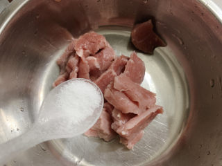 5、儿菜炒肉片,加适量盐