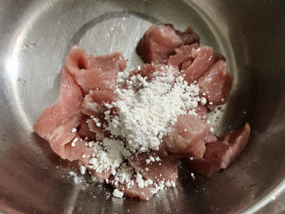 6、儿菜炒肉片,和嫩肉粉或淀粉