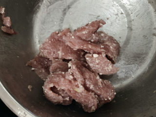 7、儿菜炒肉片,搅拌均匀