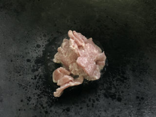 8、儿菜炒肉片,热油锅，先行将肉片炒至变色断生