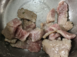 9、儿菜炒肉片,不用全熟，盛出备用，一会还有回锅炒。