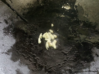 10、儿菜炒肉片,用备好的蒜丁，加油爆炒出香味