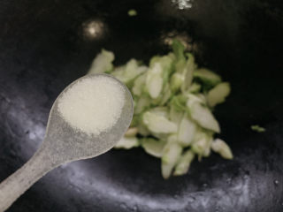 12、儿菜炒肉片,并加入适量的盐