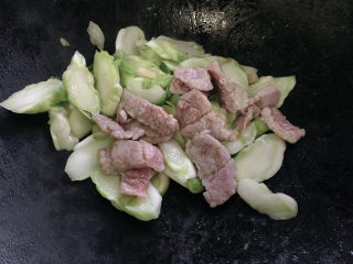 13、儿菜炒肉片,翻炒均匀后，加入肉片。