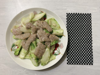 14、儿菜炒肉片,炒至牛肉完全变色成熟后出锅