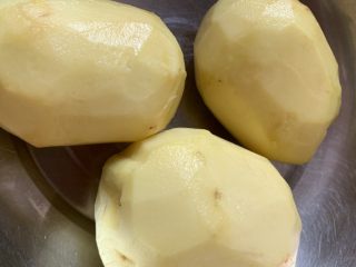 2、香炸薯条,去皮