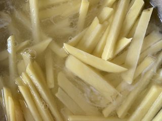 3、香炸薯条,切条