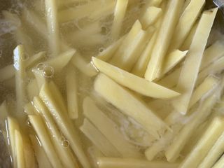 4、香炸薯条,泡水