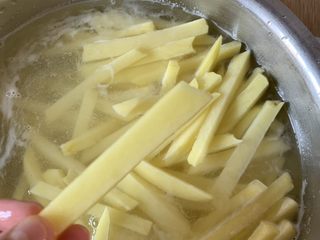5、香炸薯条,泡出多余的淀粉