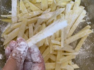 10、香炸薯条,放淀粉