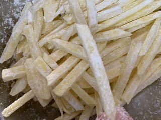 12、香炸薯条,沾均匀