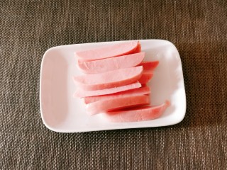 4、香肠馒头卷,饧面时  将盐水肠切成条状