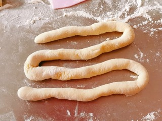 7、香肠馒头卷,取一份 搓成条状