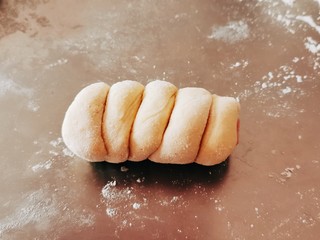 9、香肠馒头卷,象这样 面条包裹住盐水香肠