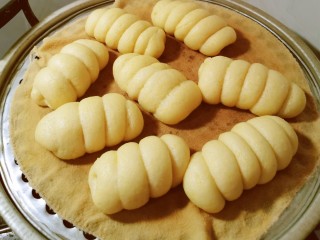 13、香肠馒头卷,大火烧开 蒸20分钟 再焖2分钟 