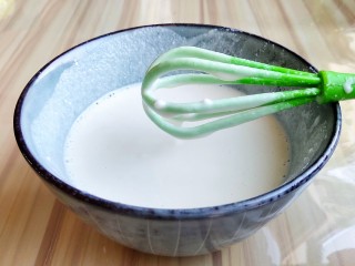 2、火龙果雪媚娘,搅拌成细腻顺滑状态。