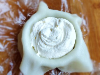 13、火龙果雪媚娘,上面再挤一层淡奶油。