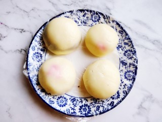 14、火龙果雪媚娘,包好之后冷藏食用口感更佳。