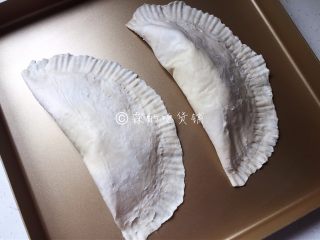 8、飞饼版 快手香蕉派,随后撕去塑料纸,把派放在烤盘上。