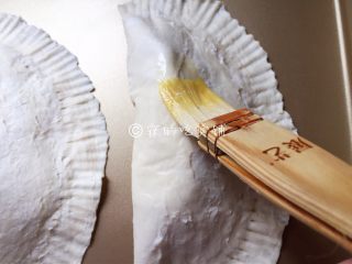 10、飞饼版 快手香蕉派,在派的表面刷上一层全蛋液。