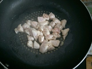 1、咖喱鸡肉便当+小熊便当,锅里倒适量油烧热,下入鸡胸肉滑炒