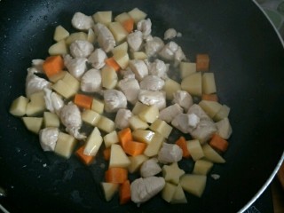 2、咖喱鸡肉便当+小熊便当,下入胡萝卜、土豆翻炒