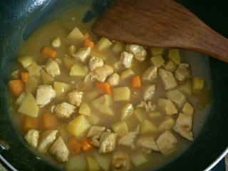 5、咖喱鸡肉便当+小熊便当,煮到咖喱化开,汤汁浓稠即可