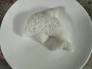 6、咖喱鸡肉便当+小熊便当,米饭用海豚模具压出造型