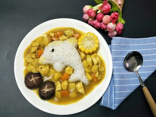 7、咖喱鸡肉便当+小熊便当,舀入煮好的咖喱,摆上煮熟的玉米、香菇装饰,一份好吃又可爱的便当就完成了