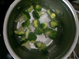 9、咖喱鸡肉便当+小熊便当,锅里水烧开,加少许盐,放入西蓝花焯熟捞出