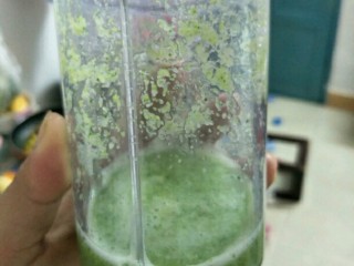 10、咖喱鸡肉便当+小熊便当,取几朵西蓝花加汤放入料理机打成泥