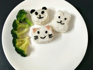 11、咖喱鸡肉便当+小熊便当,米饭用模具压出小熊造型,海苔剪出眼睛嘴巴装饰,旁边摆上西蓝花