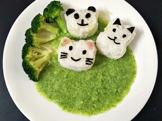 12、咖喱鸡肉便当+小熊便当,倒入刚刚打好的西蓝花汁