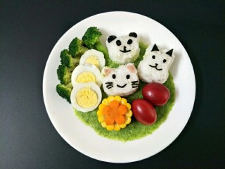 13、咖喱鸡肉便当+小熊便当,摆上鸡蛋、玉米、胡萝卜花、小可爱装饰即可。