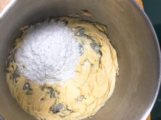 2、蔓越梅曲奇饼干,黄油用打蛋器低速搅拌后加入糖粉和细砂糖。