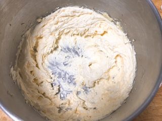 5、蔓越梅曲奇饼干,继续搅拌至浓稠。